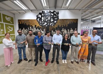 Cultura Colima celebra 30 años del Centro de Formación y Producción en Artes Gráficas ‘La Parota’ de Comala, con mural colectivo de xilografía