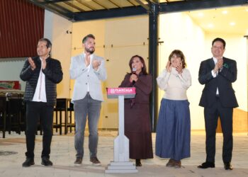 Lorena Cuéllar enciende iluminación del nuevo palenque del recinto ferial de Tlaxcala