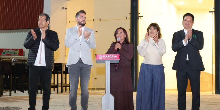 Lorena Cuéllar enciende iluminación del nuevo palenque del recinto ferial de Tlaxcala