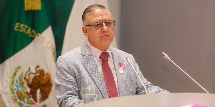 Atención preferencial a personas adultas mayores que llevan a cabo trámites y servicios en línea, propone Rubén González