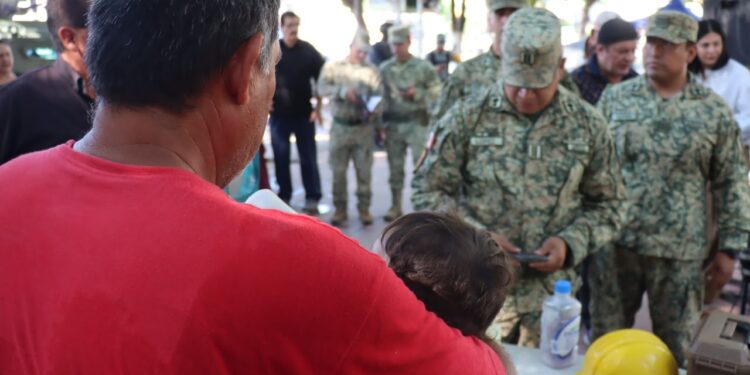 Navolatense entrega arma de su padre recién fallecido en jornada de Desarme Voluntario