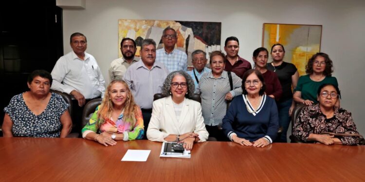 Gobernadora Graciela Domínguez Nava se reunió con la Asociación de Jubilados de la UAS