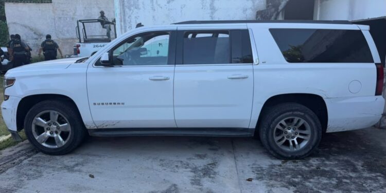FGE Guerrero asegura vehículos con reporte de robo, probable droga y cartuchos durante cateo en Cocula