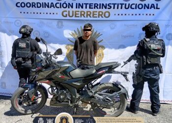 Policía Estatal recupera motocicleta robada y detiene a una persona en Marquelia