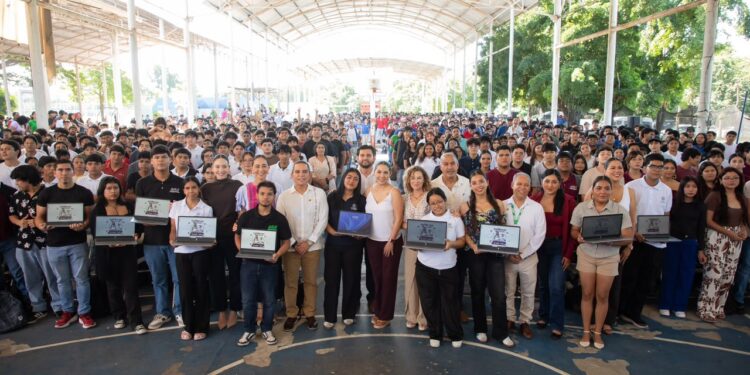 1,258 estudiantes manzanillenses recibieron este viernes laptops gratuitas por el Gobierno del Estado de Colima