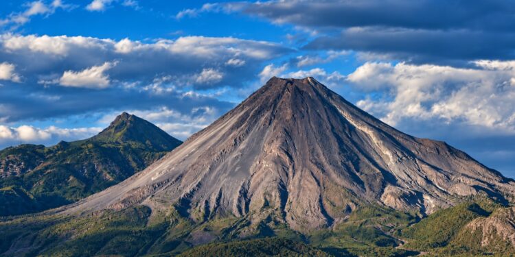 Volcán de Colima se mantiene estable y con baja actividad: UEPCyB