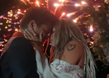 Bruno Mars va por Karol G y la conquista con serenata en su nuevo videoclip