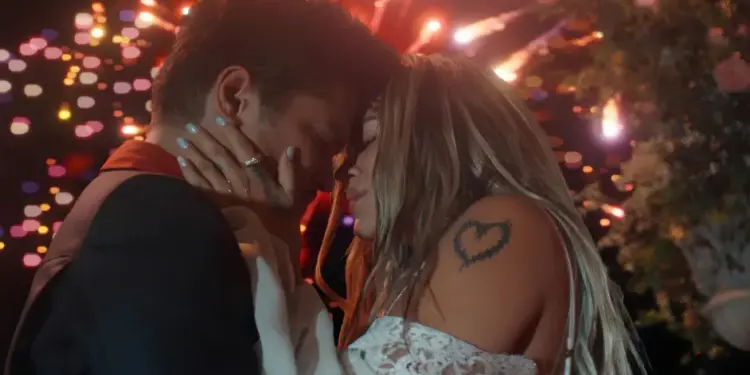 Bruno Mars va por Karol G y la conquista con serenata en su nuevo videoclip