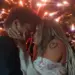 Bruno Mars va por Karol G y la conquista con serenata en su nuevo videoclip