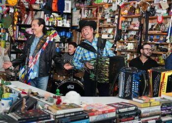 Los Tigres del Norte cruzan fronteras musicales y llegan al escenario de Tiny Desk