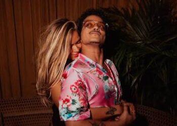 Bruno Mars conquista a Karol G con serenata, guitarra y fuegos artificiales