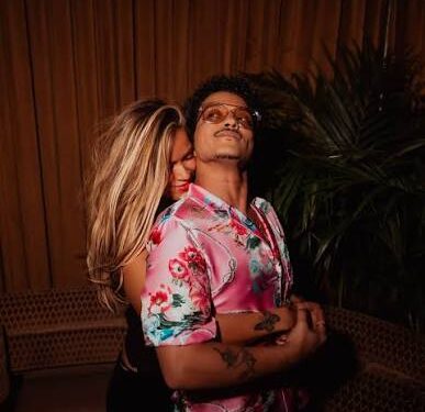 Bruno Mars conquista a Karol G con serenata, guitarra y fuegos artificiales