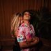 Bruno Mars conquista a Karol G con serenata, guitarra y fuegos artificiales