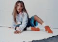 Karol G apuesta por el naranja para su nueva colaboración con Reebok