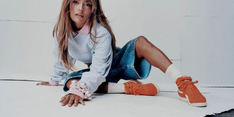 Karol G apuesta por el naranja para su nueva colaboración con Reebok