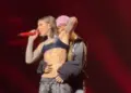 Karol G y Young Miko desatan teorías tras su sensual interacción frente a miles de fans