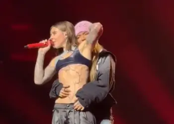Karol G y Young Miko desatan teorías tras su sensual interacción frente a miles de fans