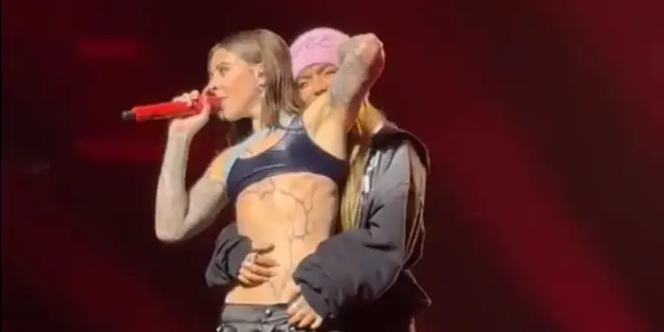 Karol G y Young Miko desatan teorías tras su sensual interacción frente a miles de fans