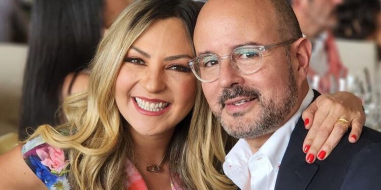 Mauricio Vaca sorprendió a Mariana Ochoa con rosas rojas y logró reconquistarla