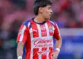 Santiago Sandoval levanta la mano en Chivas y dos clubes europeos ya lo siguen