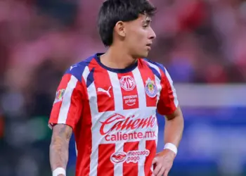 Santiago Sandoval levanta la mano en Chivas y dos clubes europeos ya lo siguen