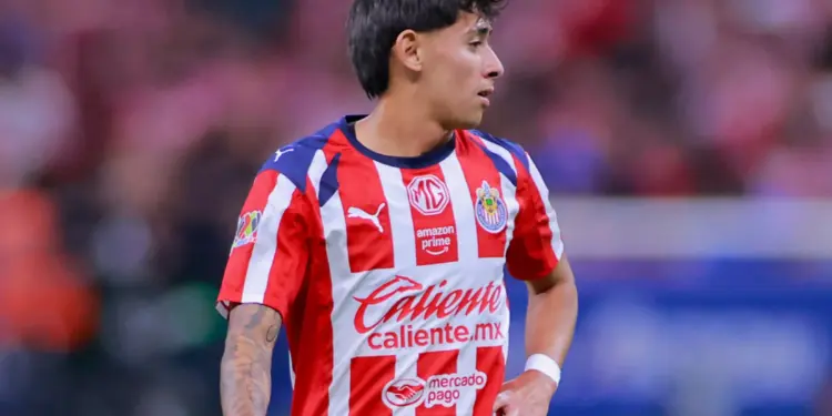 Santiago Sandoval levanta la mano en Chivas y dos clubes europeos ya lo siguen