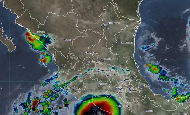 Simon se convierte en huracán categoría 1 y pone en alerta a Guerrero, Michoacán y Jalisco